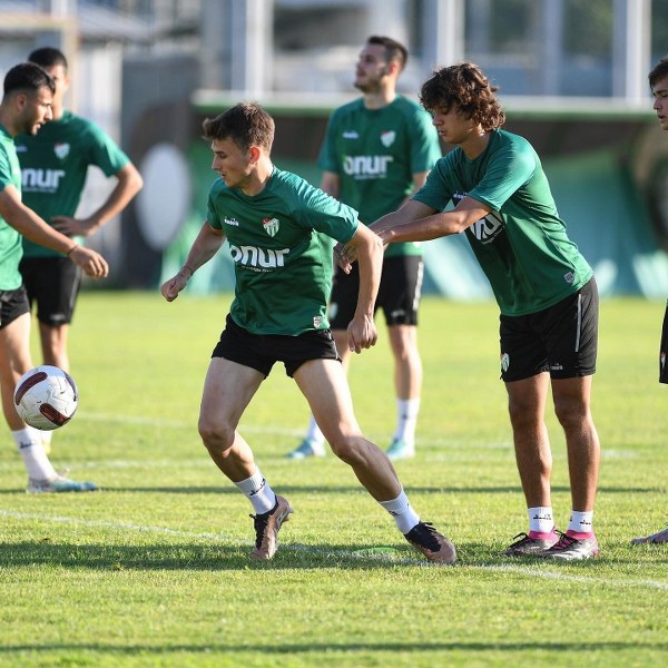 Bursaspor, yeni sezon için hazırlıklarına hız kesmeden devam ediyor. Yeşil-beyazlı takım, akşam saatlerinde gerçekleştirdiği idmanla tempoyu artırmaya başladı.