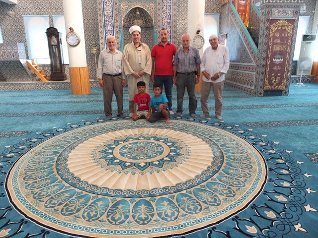 Burhaniye ilçesinde, Cumhuriyet Mahallesi'nde bulunan Çifte Minareli Camii, vatandaşlar tarafından imece usulüyle restore edildi. 23 yıllık caminin halıları yenilenirken, kapısı ve perdeleri de değiştirildi.