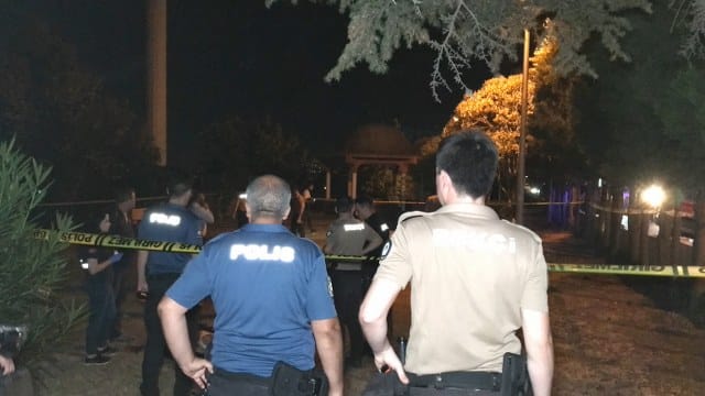 Kocaeli’nin Derince ilçesinde kan donduran cinayet meydana geldi. Parkta çıkan tartışma sonucunda Kaptan Kırdudu (26) darp edilip bıçaklanarak öldürüldü.