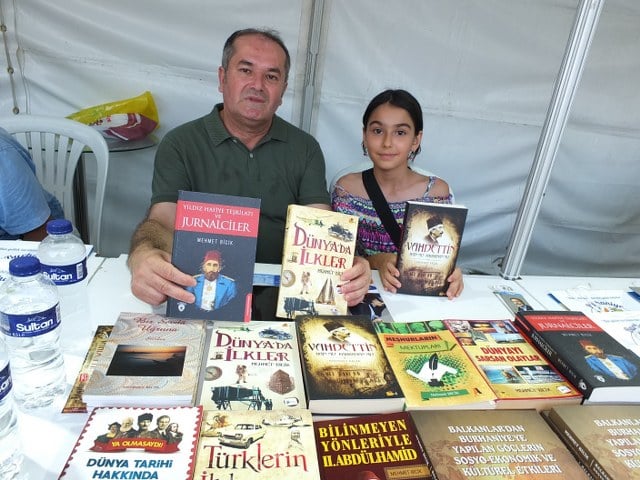 Burhaniye ilesinde, Şehit Hasan Çoban Mesleki ve Teknik Anadolu Lisesi Tarih Öğretmeni, Tarihçi-Yazar Mehmet Bicik, Burhaniye 4. Kitap Fuarı'nda kitapseverlerle bir araya geldi.