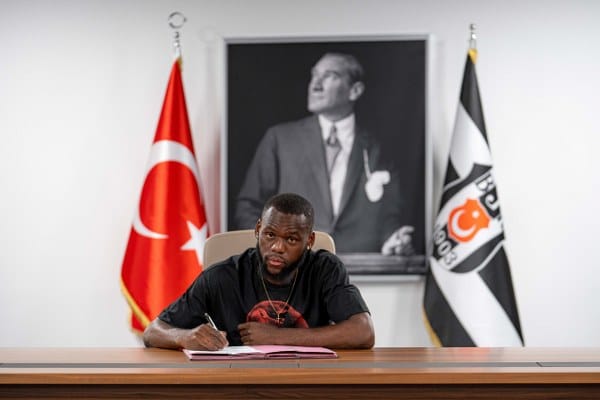 Beşiktaş'ın yeni transferi Jean Onana, İstanbul'a geldiği için mutluluğunu dile getirerek, "Kazanmak için buradayım" dedi. Taraftarın kendisi için önem vurgulayan  Onana, "Buraya Beşiktaş'ın taraftarı için geldim" dedi.