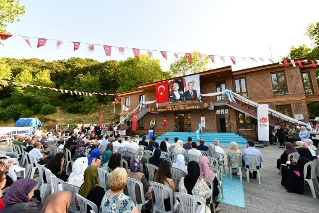 Karesi Belediye Başkanı Dinçer Orkan’ın projelerinden biri olan Karesi Belediyesi Armutalan Kültür Merkezi düzenlenen tören ile kapılarını açtı.