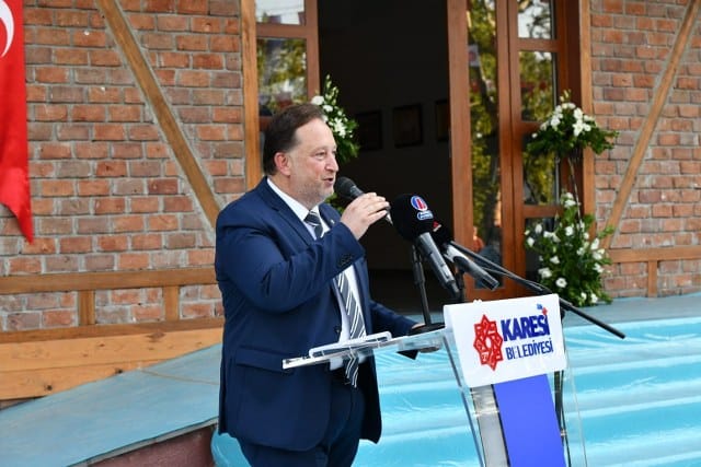 Karesi Belediye Başkanı Dinçer Orkan’ın projelerinden biri olan Karesi Belediyesi Armutalan Kültür Merkezi düzenlenen tören ile kapılarını açtı.