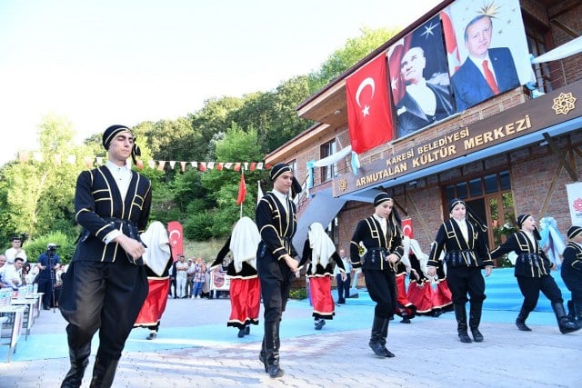 Karesi Belediye Başkanı Dinçer Orkan’ın projelerinden biri olan Karesi Belediyesi Armutalan Kültür Merkezi düzenlenen tören ile kapılarını açtı.