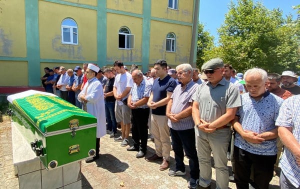 Çanakkale'de tedavi gördüğü hastanede beyin ölümü gerçekleşen devlet ses sanatçısı Mehmet Ertürk bağışlanan organlarıyla 5 kişiye umut oldu. Ertürk, Bayramiç ilçesinde düzenlenen cenaze töreniyle son yolculuğuna uğurlandı.