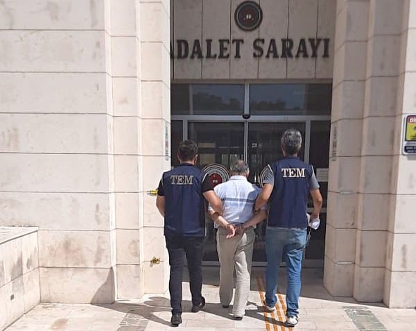 Balıkesir'in Edremit ilçesinde FETÖ üyeliğinden aranan şahıs, saklandığı evde polis ekiplerince yakalandı.