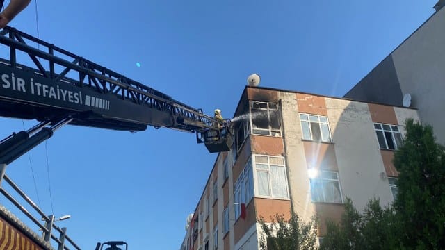 Balıkesir'in Gönen ilçesinde bir evin balkonunda çocukların oyunu sonrasında çıkan yangın korkuttu.