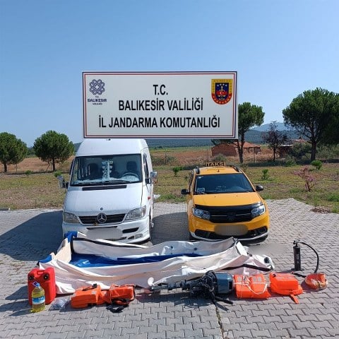 Balıkesir’in Ayvalık ilçesinde jandarma tarafından 3 organizatör ve 13 düzensiz göçmenin yakalandığı operasyon gerçekleştirildi.