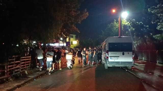 Koceeli’de boğularak hayatını kaybeden çocuğun ailesi taş, sopa ve av tüfeğiyle, oğullarıyla birlikte denize giren başka bir çocuğun kaldığı eve saldırdı.