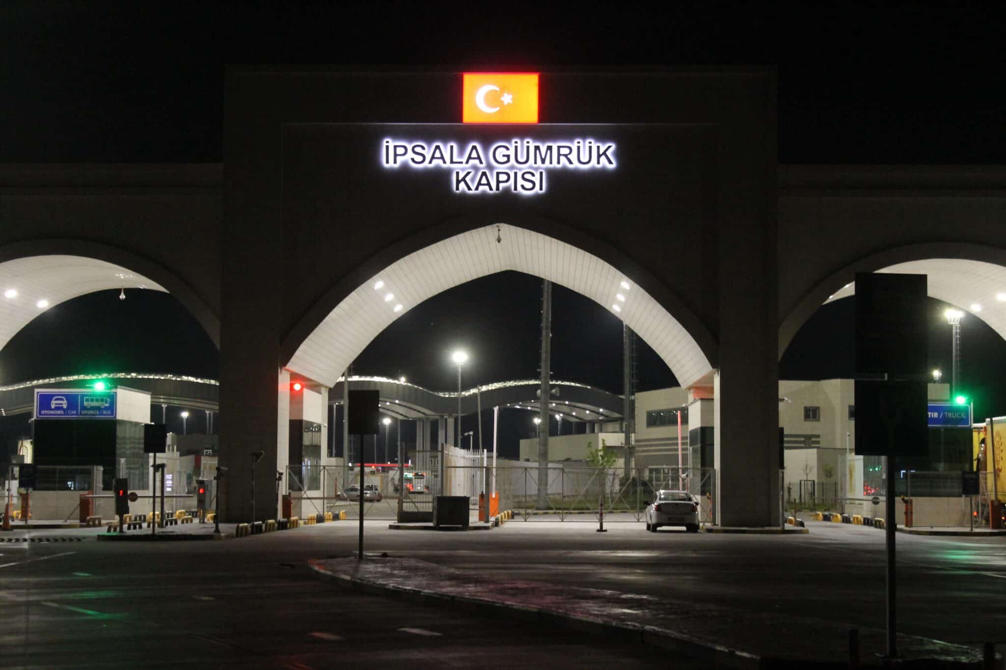 Edirne’nin İpsala ilçesinde bulunan sınır kapısında Avrupa’ya geçmek için bekleyen tırın içinde havasız kalan 4 göçmen hayatını kaybetti.