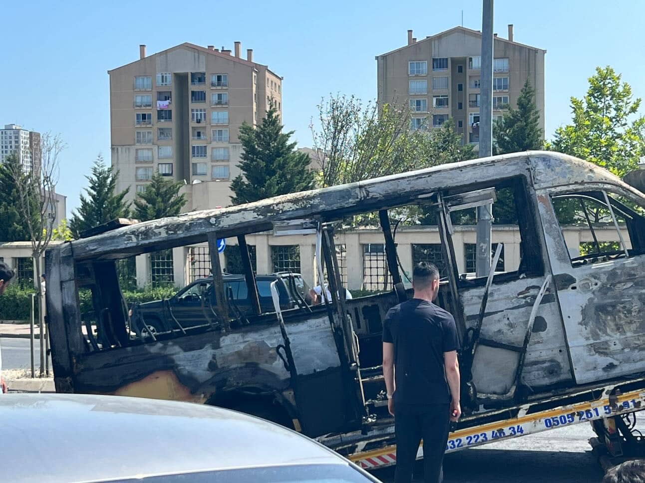 Başakşehir’de bir yolcu minibüsü park halindeyken alev aldı. Elektrik aksanından kaynaklı çıktığı iddia edilen yangın kısa sürede büyürken itfaiye ekiplerinin müdahalesi ile söndürüldü. 