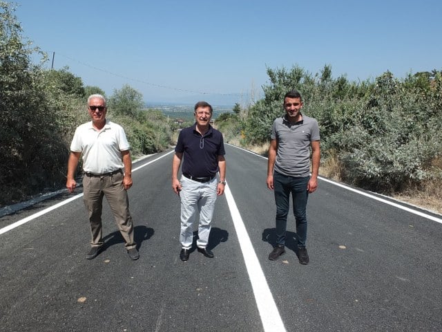 Balıkesir'in Burhaniye ilçesinde, Dutluca yolunda başlatılan sıcak asfalt çalışmasının tamamlanması vatandaşları sevindirdi.