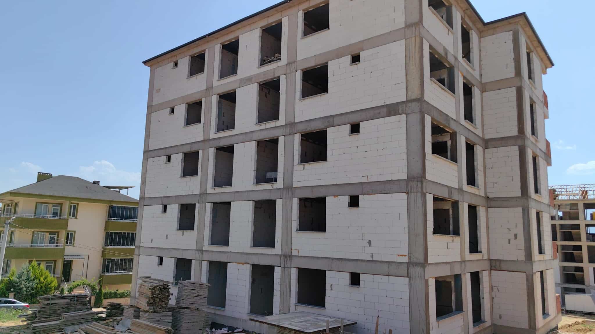 Bursa'nın İnegöl ilçesinde bir inşaatta çalışan işçiler, 4'üncü katta parçalanmış halde yazar kasa buldu. Bunun üzerine işçiler polise ihbar'da   bulundular  polis, olayla ilgili tahkikat başlattı.