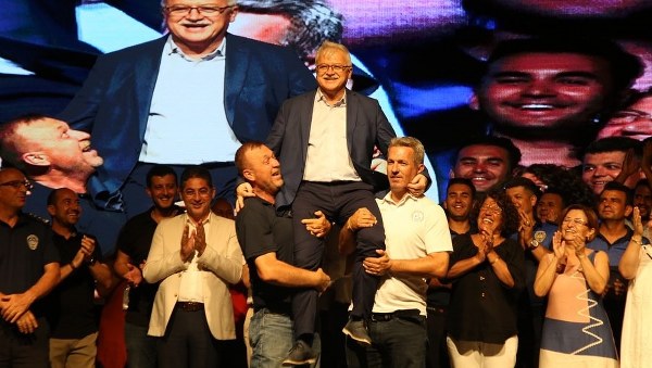 Burhaniye Belediyesi'nin ev sahipliğini yaptığı ve ülkenin önde gelen yazarlarını, sanatçılarını ve akademisyenlerini ağırlayan 121 konuğun yanı sıra 33 yerel yazarın da katılım sağladığı, ayrıca 89 yayınevinin stant açtığı Burhaniye 4. Kitap Fuarı, görkemli bir törenle noktalandı.