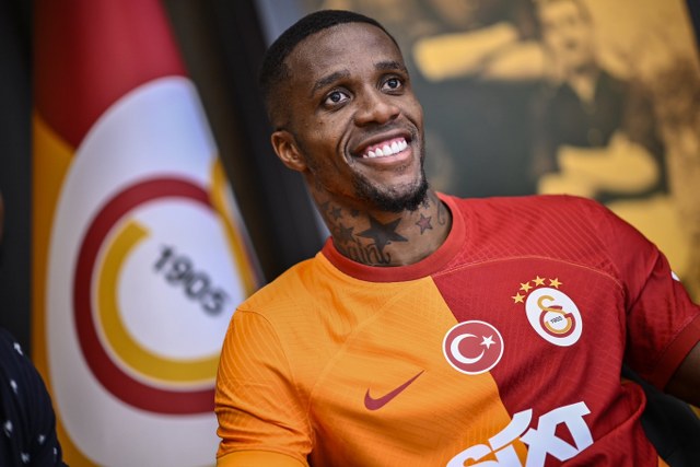 Galatasaray'ın yeni transferi Wilfried Zaha, “Dürüst olmak gerekirse gelmeden önce Drogba, van Aanholt gibi birçok arkadaşımla konuştum. Drogba buraya gelip g
