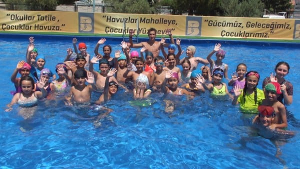 Burhaniye ilçesinde, İlçe Gençlik ve Spor Müdürlüğü tarafından başlatılan Yaz Spor Okulları devam ediyor. Aynı zamanda, Gençlik ve Spor Bakanlığının 'Yüzme bilmeyen kalmasın' projesi kapsamında düzenlenen yüzme kursları da büyük ilgi görüyor. Bu kurslar sayesinde, birçok kişi yüzme becerilerini geliştirme fırsatı buluyor.