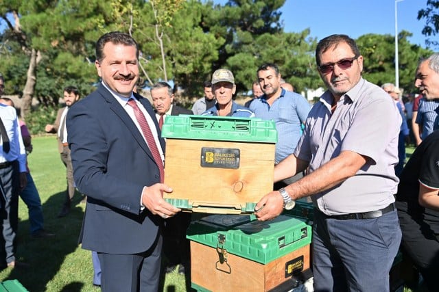 Büyükşehir Belediyesi, Balıkesir Balının adını dünyaya duyurdu. Ana Arı ve Arı Ürünleri Üretim Merkezi'nde uzmanların özenle ürettiği arılardan elde edilen ballar, uluslararası
