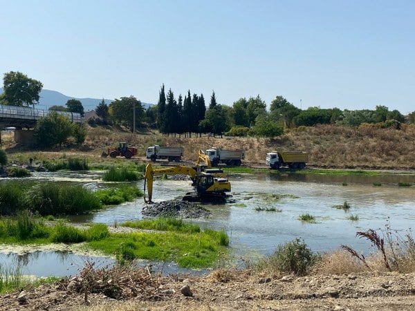 Balıkesir'in Gönen ilçesinde bulunan Gönen Çayı'nda ıslah çalışmalarına başlandı.