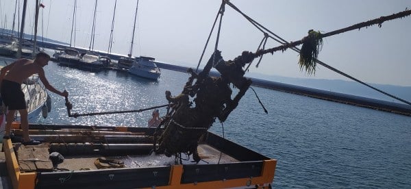 Balıkesir Büyükşehir Belediyesi, Çanakkale 18 Mart Üniversitesi ve Balıkesir İl Tarım ve Orman Müdürlüğü işbirliğiyle yürütülen hayalet ağların temizlenmesi projesi, Edremit Körfezi'nde tüm hızıyla devam ediyor.
