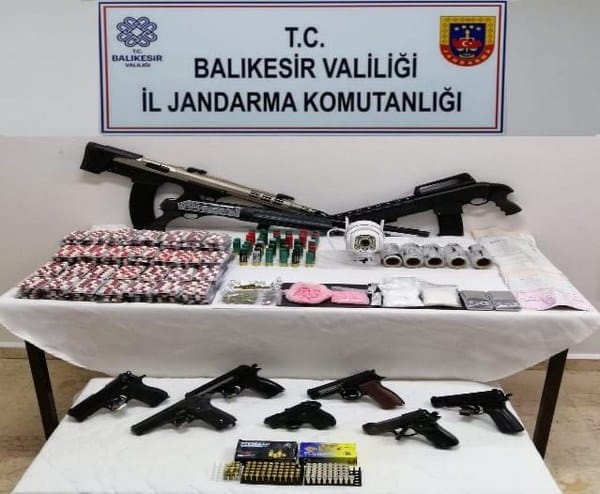 Balıkesir İl Jandarma Komutanlığı ekipleri, geçtiğimiz hafta boyunca il genelinde 7 ilçede kaçakçılık ve organize suçlarla mücadele kapsamında yürüttükleri operasyonlarda 38 şüpheliyi gözaltına aldı.