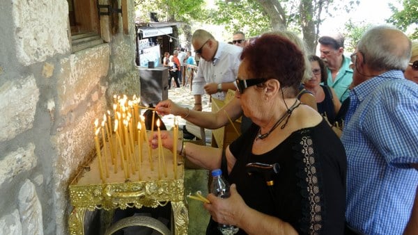 Çanakkale'nin Bozcaada ilçesindeki Ayazma Manastırı'nda, Rumlar, Aya Paraskevi Günü nedeniyle ayin düzenledi.