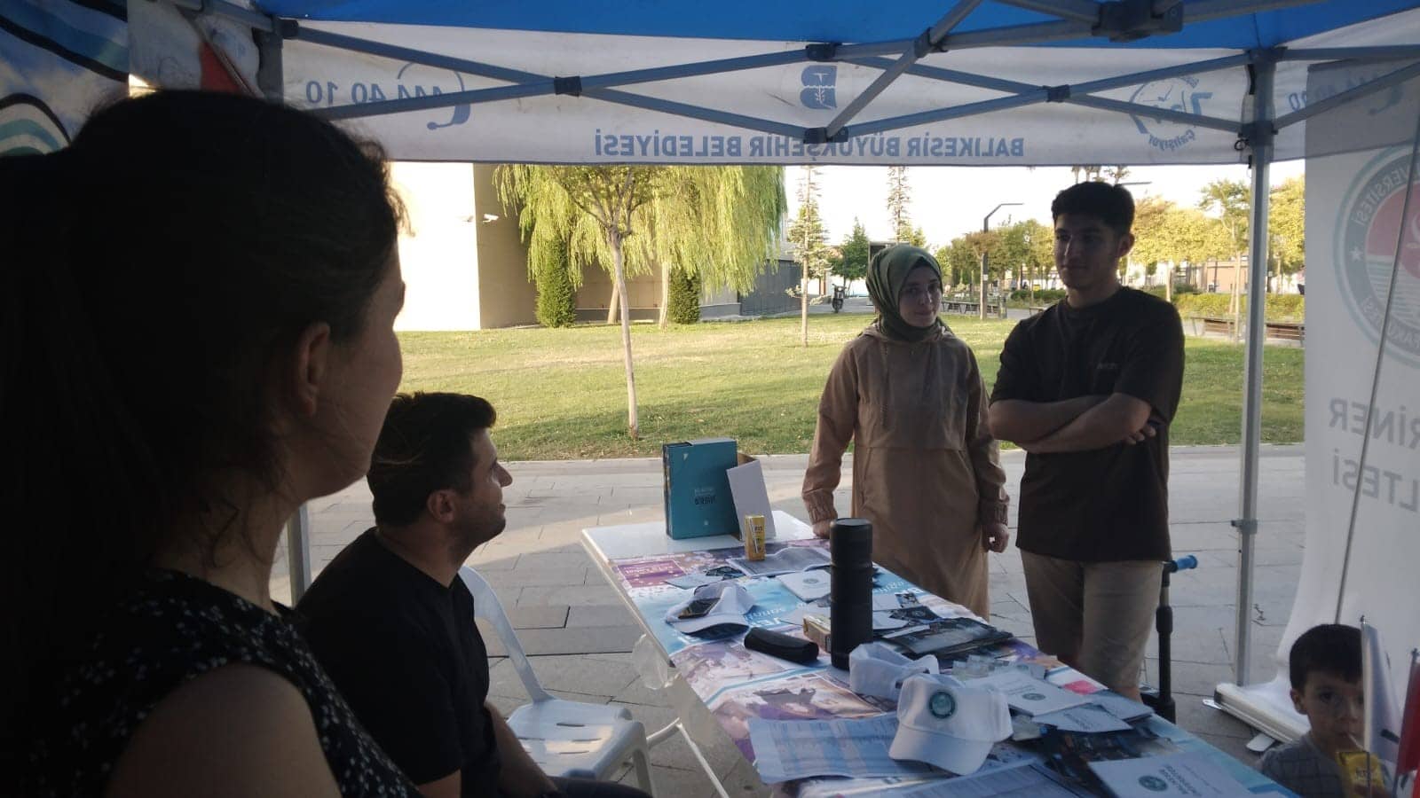 Balıkesir Üniversitesi, şehrin çeşitli noktalarına açtığı stantlarla üniversite çağındaki gençlere fakülte ve bölümleri tanıtmakta ve tercih için bilgilendirmekte.