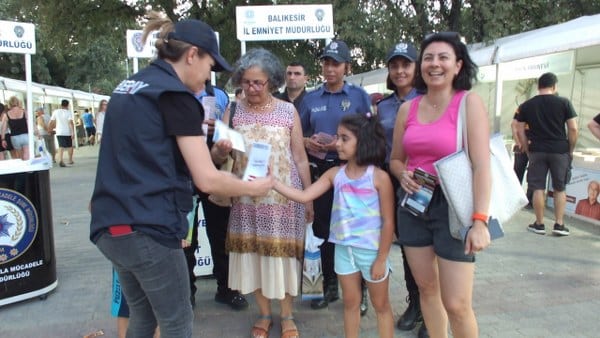 Burhaniye ilçesinde, sezonun en yoğun günleri yaşanırken, İlçe Emniyet Müdürlüğü görevlendirdiği polislerin yaptığı bilgilendirme çalışmaları da büyük takdir topladı.