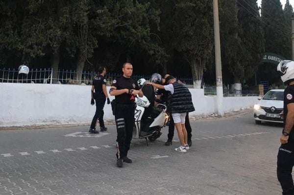Balıkesir'in Edremit ilçesinde şok asayiş uygulaması yapan polis ekipleri, şasesi kazınmış 2 motosiklet ve terk edilmiş 2 motosikleti buldu.