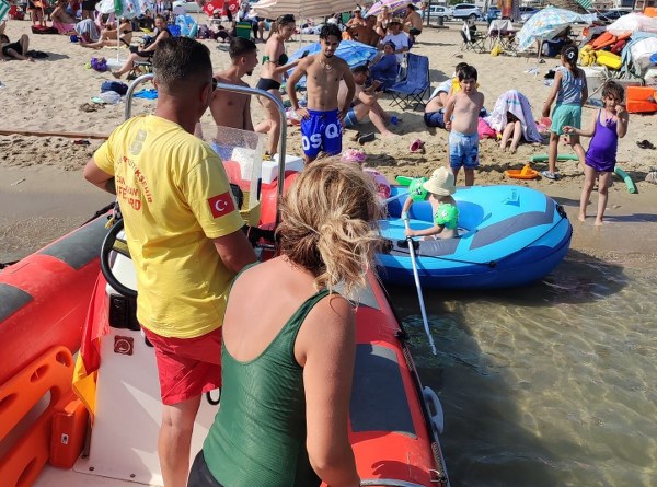 Balıkesir'in Ayvalık ilçesinde botun akıntıya kapılması sonucu büyük panik yaşayan aileyi, cankurtaran ekipleri kurtardı.