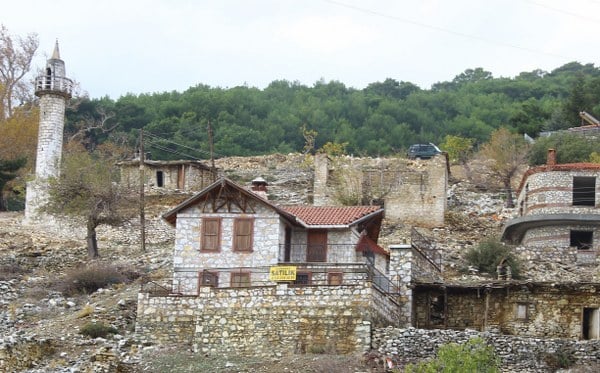 Balıkesir'in Edremit ilçesi, Güre Mahallesi Kavurmacılar mevkiinde, Kazdağları'nın eteklerinde bulunan ve bölgenin görsel simgelerinden birisi olan camisiz minare, geçtiğimiz günlerde sabahın erken saatlerinde kaçak bir şekilde iş makineleri ile yıkıldı.