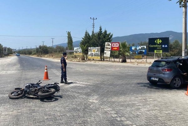 Balıkesir'in Edremit ilçesinde, bir motosikletin otomobile çarptığı kazada 2 kişi yaralandı.