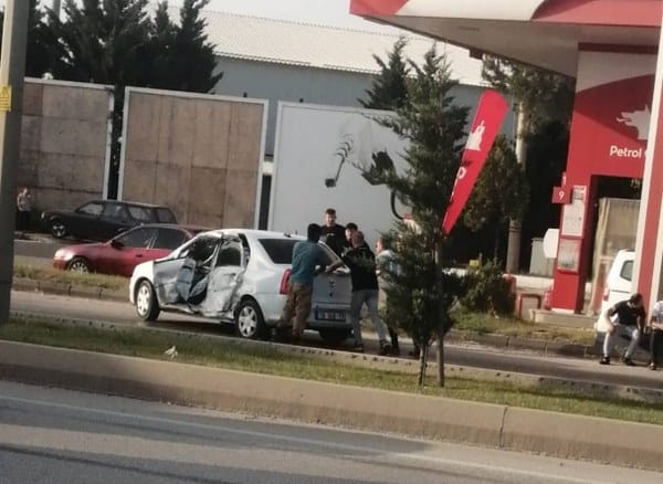 Bursa'nın İnegöl ilçesinde meydana gelen trafik kazasında, bir servis otobüsü ile otomobil çarpıştı ve olayda 1 kişi yaralandı.