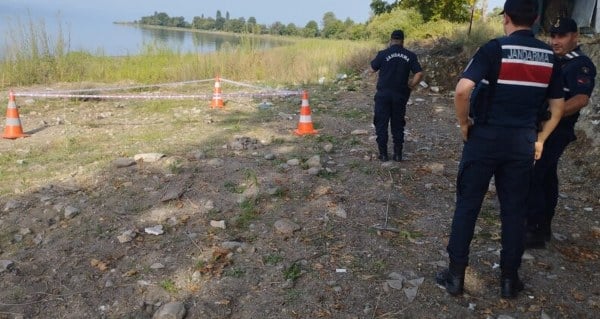İznik Gölü'nde, Orhangazi sahilinde gerçekleşen olayda, bir çocuk gölün sakin sularında patlamamış bir el bombası buldu. Yetkililerin haberdar edilmesinin ardından bomba imha uzmanı ekipler hızla olay yerine yönlendirildi ve uzmanlar, el bombasını güvenli bir şekilde fünye kullanarak imha etti.