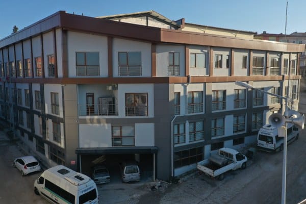 İvrindi Belediye Oteli, kaba inşaat halindeyken proje çalışmaları tamamlanarak 60 yatak kapasiteli modern bir tesise dönüştürüldü. Bu yeni tesis, toplantı, konferans, seminer ve düğün gibi toplu etkinliklere de ev sahipliği yapabilecek geniş bir salona da sahip. Önceden sadece kısmi otopark olarak kullanılan bina, 2019 yılında Başkan Cengiz'in göreve gelmesiyle adeta yeniden canlandı. Şimdi İvrindi halkının hizmetinde olan bu otel, bölgede önemli bir ihtiyacı karşılamaya ve turizme katkı sağlamaya hazır durumda.