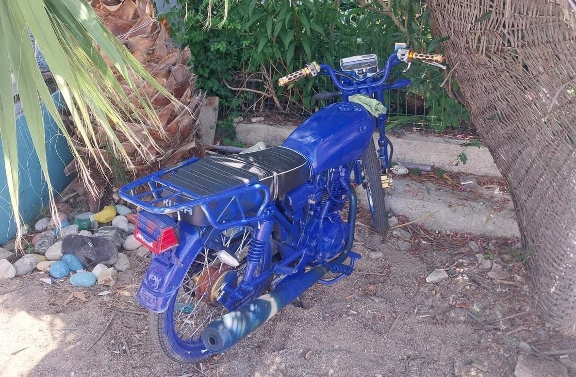 Balıkesir’in Edremit ilçesinde gasp edilen motosiklet terk edilmiş halde bulundu. Motosikleti gasp eden 2 kişinin polis ekipleri tarafından araması hala devam ediyor .