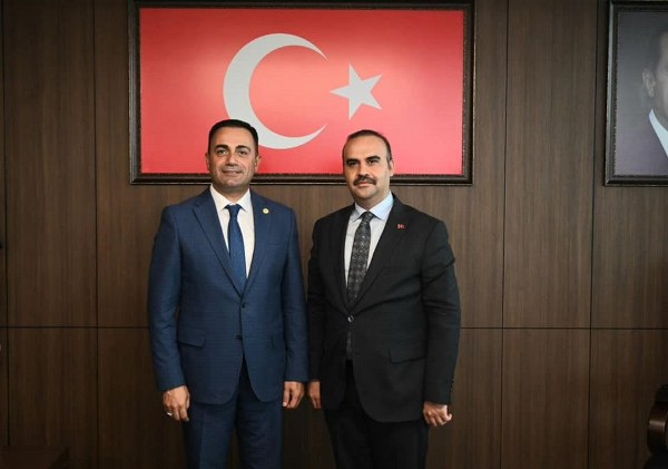 Sanayi ve Teknoloji Bakanı Mehmet Fatih Kacır, Biga Belediye Başkanı Bülent Erdoğan'ı makamında ziyaret ederek görüştü.