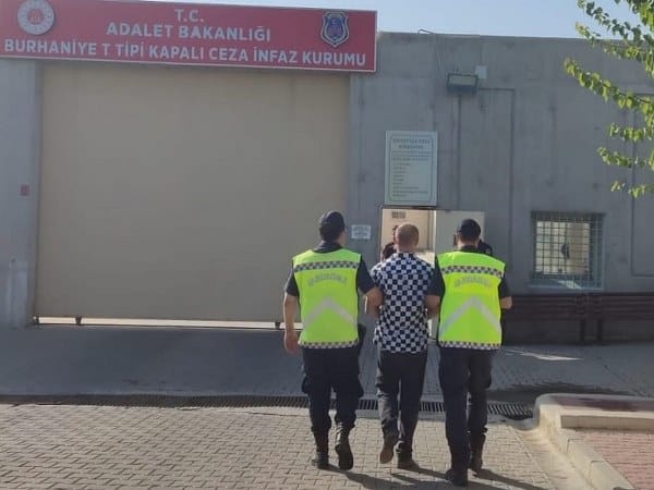 Edremit ilçesinde, hakkında 10 yıldan fazla kesinleşmiş hapis cezası bulunan 2 kişi, Jandarma Suç Araştırma Timleri (JASAT) tarafından başarılı bir operasyonla yakalandı.