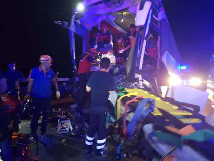 Balıkesir'de, İstanbul-İzmir Otoyolu'nda yolcu otobüsünün beton mikserine çarpması sonucu 2 kişi ağır yaralanırken, 42 yolcu da tedbir amacıyla en yakın hastanelere sevk edildi.