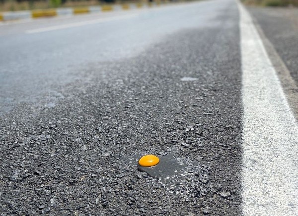 Balıkesir'in Erdek ilçesinde mevsim normallerinin üzerinde seyreden ve hissedilen sıcaklık değeri 45 dereceye ulaşınca, vatandaşlar sıcak havanın etkisini göstermek için asfalt ve mazgallar üzerinde yumurta pişirmeyi denedi.