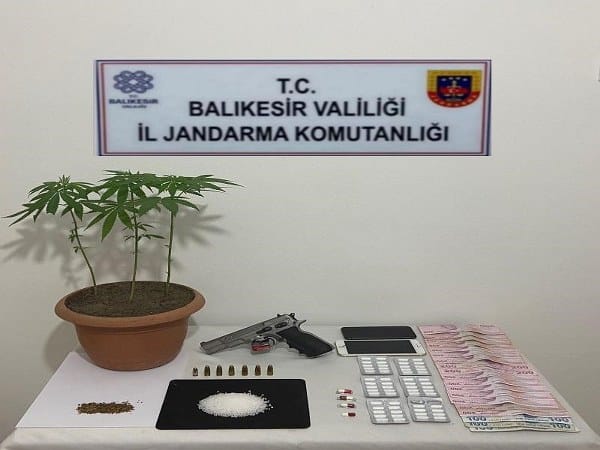 Altıeylül ilçesinde, jandarma ekipleri uyuşturucu imal ve satışı yaptığı tespit edilen 2 şahsın adreslerine yönelik başarılı bir operasyon düzenledi.