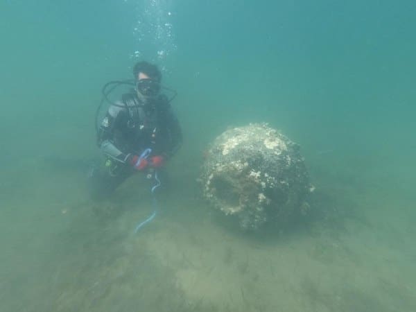 Çanakkale'nin Bozcaada ilçesinde, karadan yaklaşık 40 metre açıkta bulunan ve 2. Dünya Savaşı'ndan kalma olduğu düşünülen İngilizlere ait bir mayın kontrollü bir şekilde imha edildi.