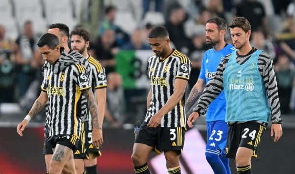 UEFA, Finansal Fair Play kurallarını ihlal ettiği iddiasıyla İtalyan devi Juventus'u Avrupa Konferans Ligi'nden men etti.