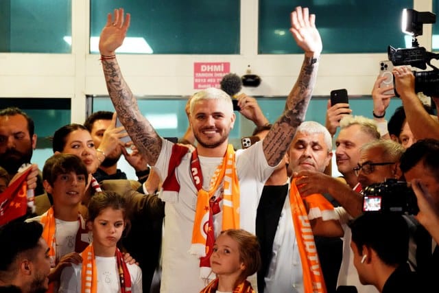 Galatasaray’ın anlaşmaya vardığı Arjantinli futbolcu Mauro Icardi, ailesiyle birlikte İstanbul’a iniş yaptı. Icardi, havaalanında yaptığı açıklamada, “Ç