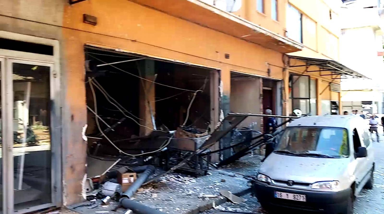 Bursa’nın İnegöl ilçesi Mahmudiye Mahallesi'nde faaliyet gösteren metal işleme atölyesindeki boya kazanının patlaması sonucu işyeri savaş alanına döndü.