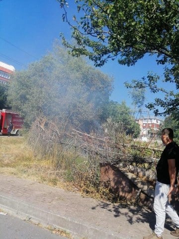 Kocaeli'nin Çayırova ilçesinde otluk alana bırakılan kırık cam şişeleri yangına sebep oldu. İhbar üzerine olay yerine gelen itfaiye ekipleri, yangını evlere sıçramadan müdahale etti.