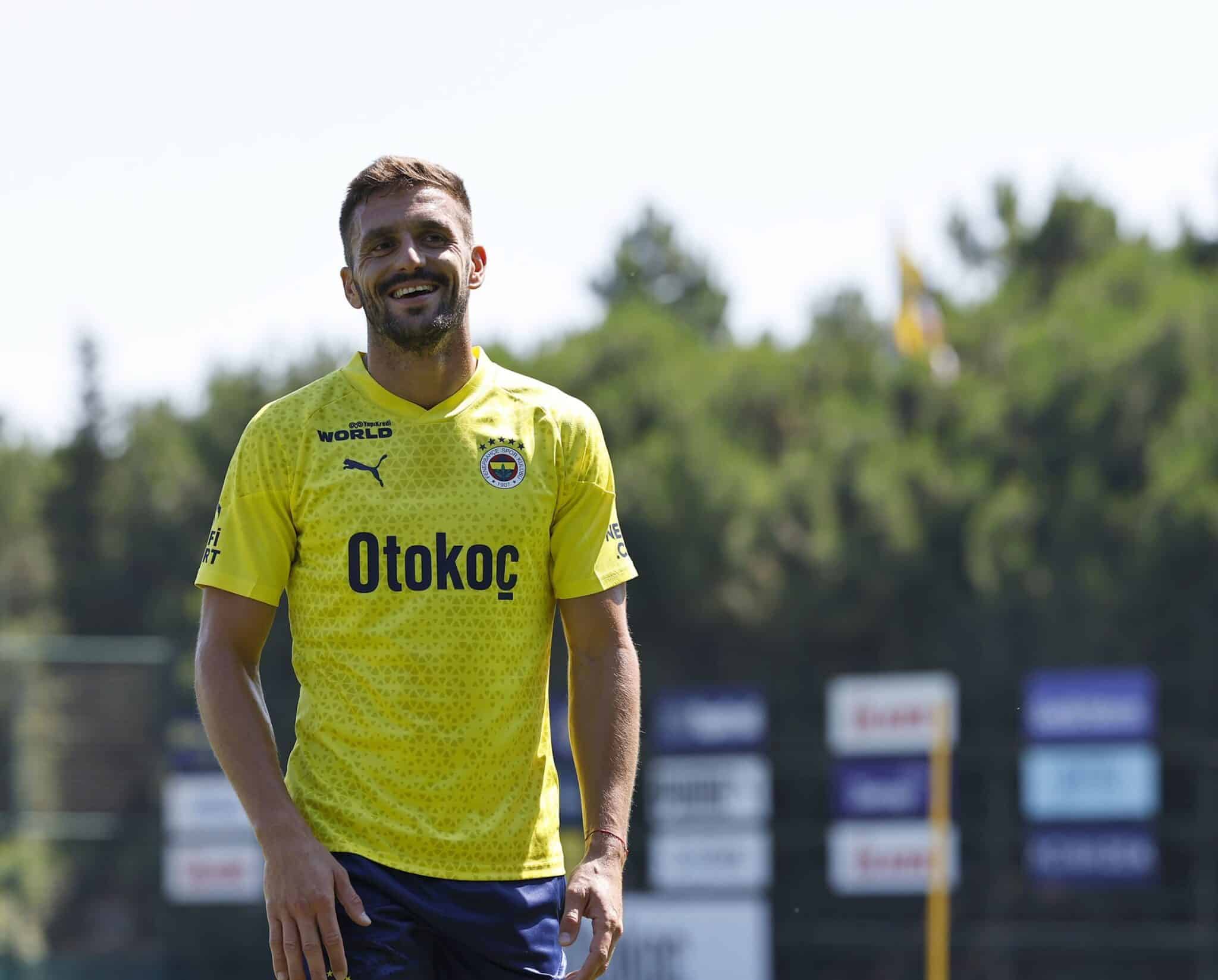 DUSAN TADİC: "FENERBAHÇE, BANA MÜTHİŞ BİR PROJEYLE GELDİ" FENERBAHÇE'NİN YILDIZ OYUNCUSU DUSAN TADİC: "FENERBAHÇE TARAFTARI TUTKULU VE FANATİK" "ORKUN'A "ÇİMİN TADI NASILDI" DİYE