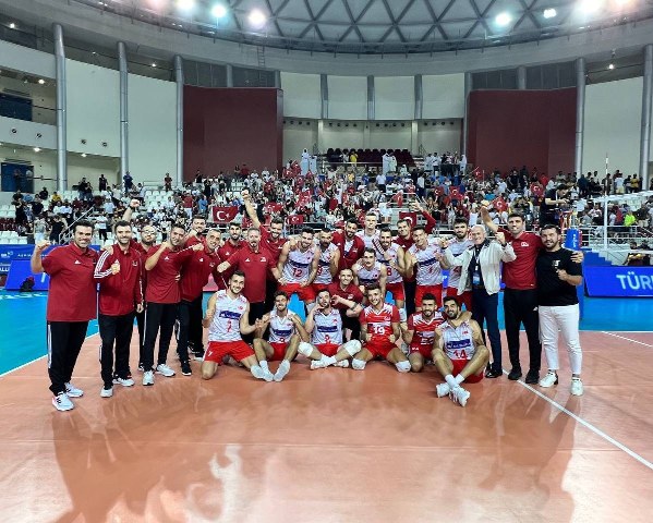 A Milli Erkek Voleybol Takımı, Katar'ın ev sahipliğinde Doha'da düzenlenen FIVB Challenger Kupası'nda yarı final maçında Ukrayna'yı 3-2'lik skorla mağlup ederek finale yükseldi.