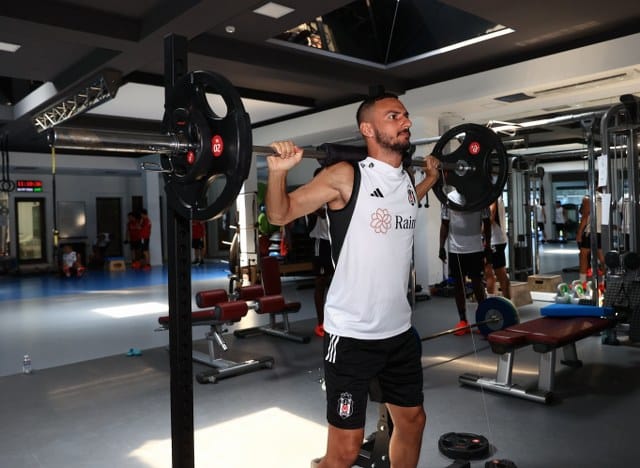 Beşiktaş, UEFA Konferans Ligi'nin 2. Ön Eleme Turu rövanşında KF Tirana ile deplasmanda oynayacağı maçın hazırlıklarına, bir günlük izin sonrasında bu sabah BJK Nevzat Demir Tesisleri'nde yapılan salon çalışmasıyla devam etti.