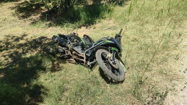 Orhangazi-İznik Karayolu'nun Yeniköy kavşağı civarında, bir motosiklet sürücüsü ve arkasındaki yolcu, dönüş yapmaya çalışırken İznik istikametinden gelen bir tırın çarpması sonucu ağır yaralandı.