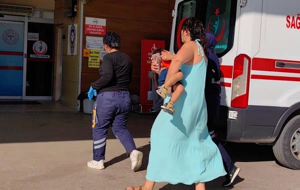 İnegöl ilçesindeki  çocuk parkında, kaydıraktan düşen 3 yaşındaki çocuğun kolu kırıldı.